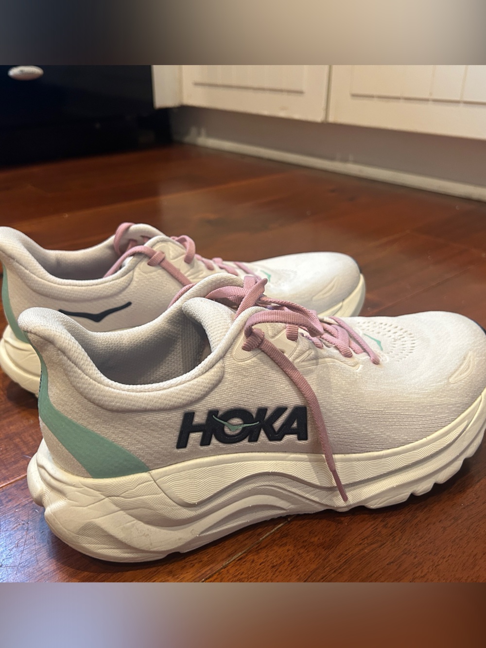 Hoka Arahi 8 Women's Running Sneakers *barely worn* EUC